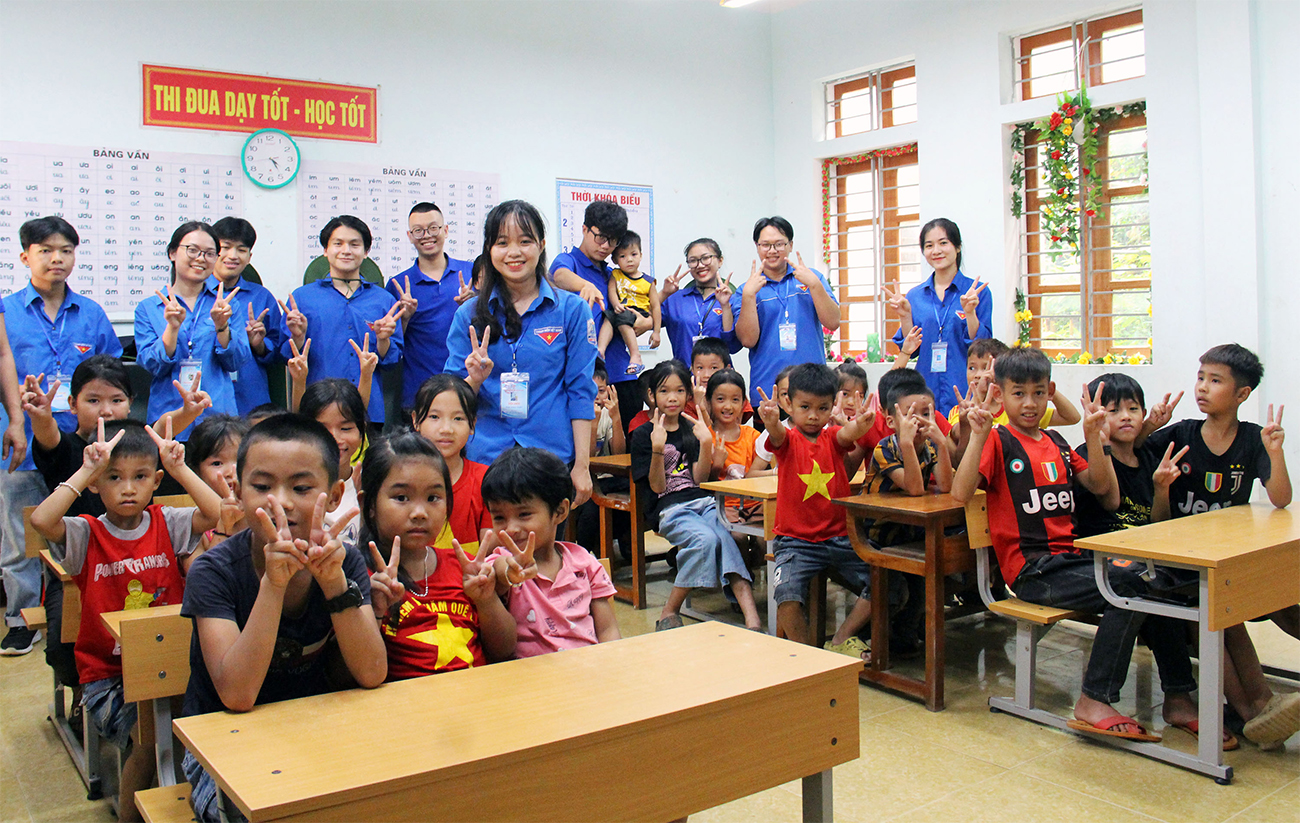 Nhiều chương trình đồng hành cùng các em nhỏ vùng đồng bào dân tộc thiểu số được triển khai trong chiến dịch hè như dạy tiếng Anh, bổ trợ tiếng phổ thông, toán, tiếng Việt.