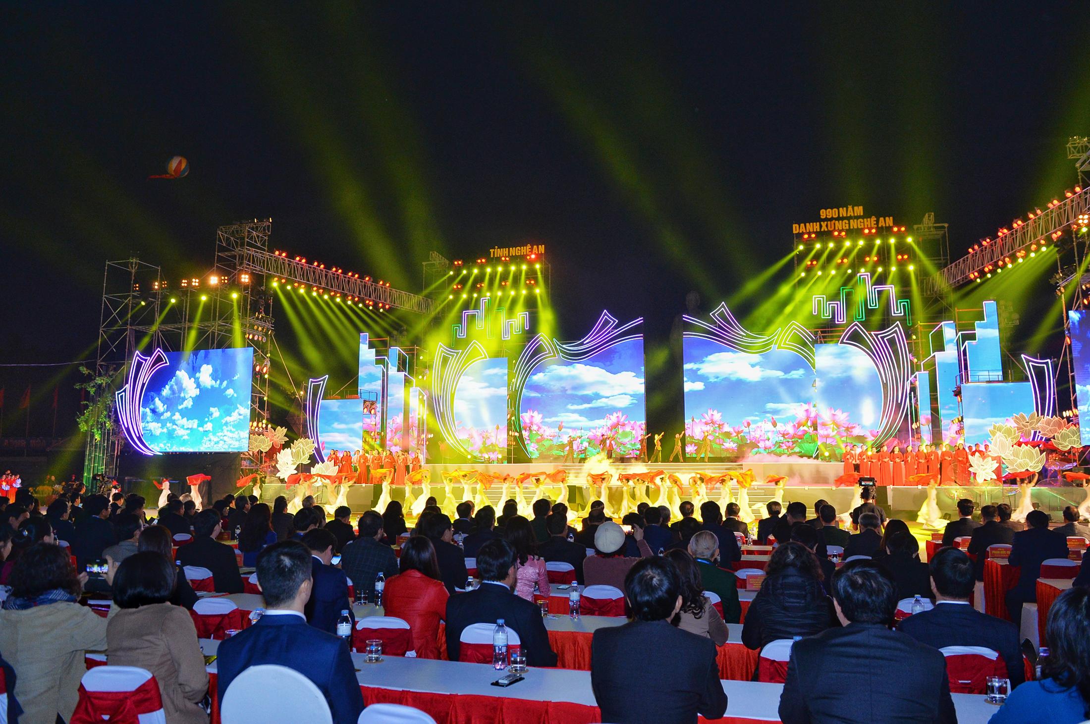 Toàn cảnh Lễ kỷ niệm 990 năm danh xưng Nghệ An được tổ chức tại Quảng trường Hồ Chí Minh. 
