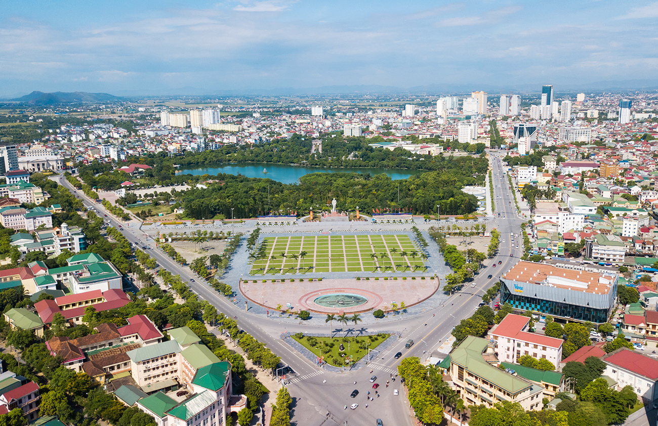 Toàn cảnh Quảng trường Hồ Chí Minh và Tượng đài Bác Hồ tại thành phố Vinh. 