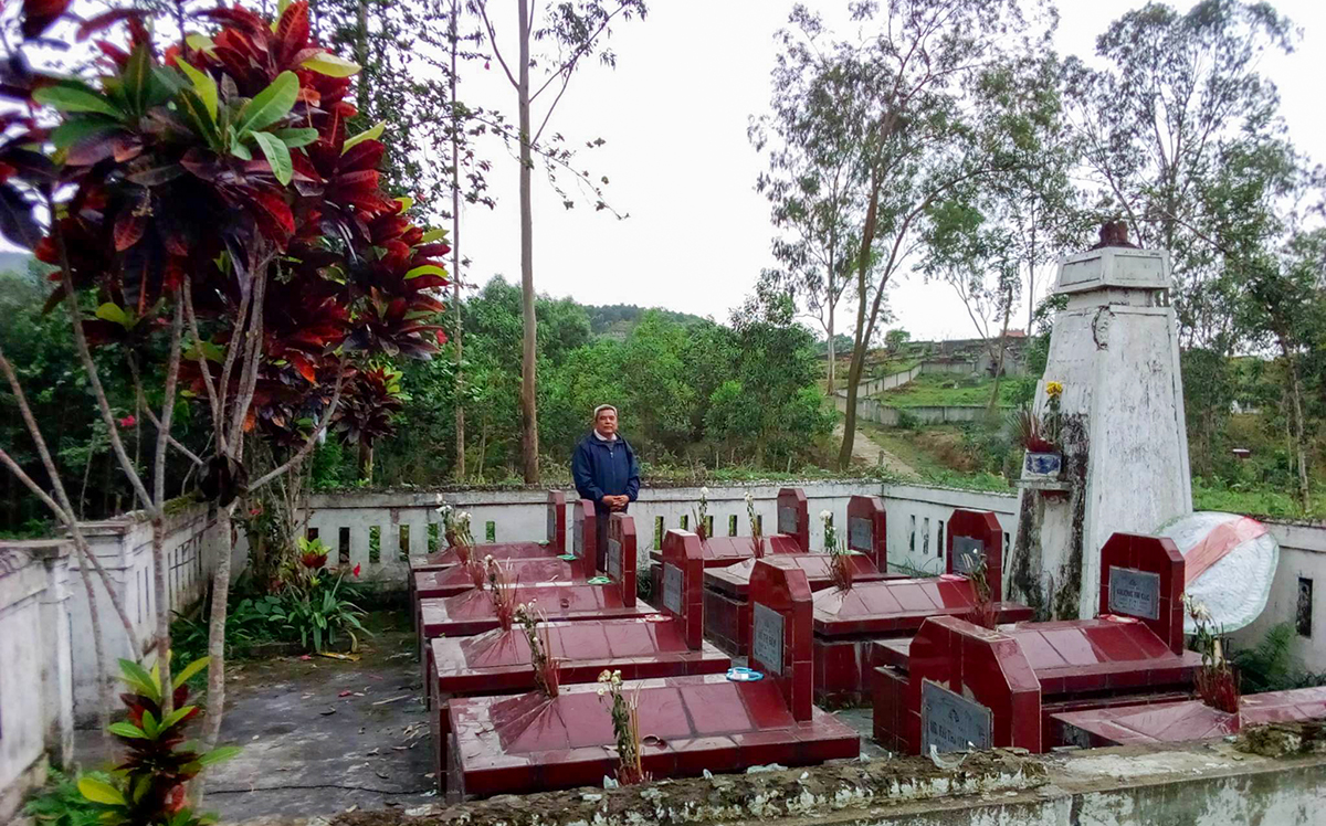 Ông Nguyễn Bá Bình tại khu mộ những người đã mất tại cống Hiệp Hòa được đặt tại nghĩa trang xã Thanh Liên.