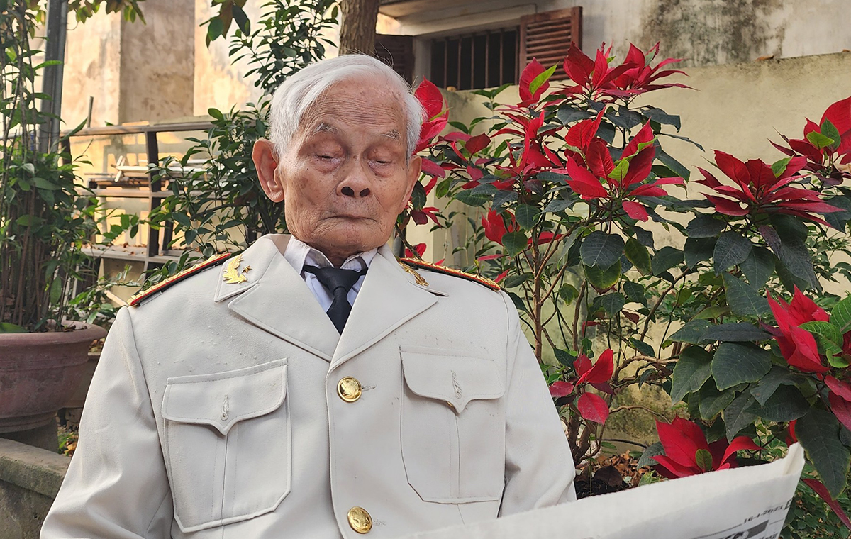 Đại tá Nguyễn Cảnh Thìn dù ở độ tuổi xưa nay hiếm, vẫn minh mẫn và thường xuyên cập nhật tin tức, đọc sách báo. Ảnh: Mỹ Hà