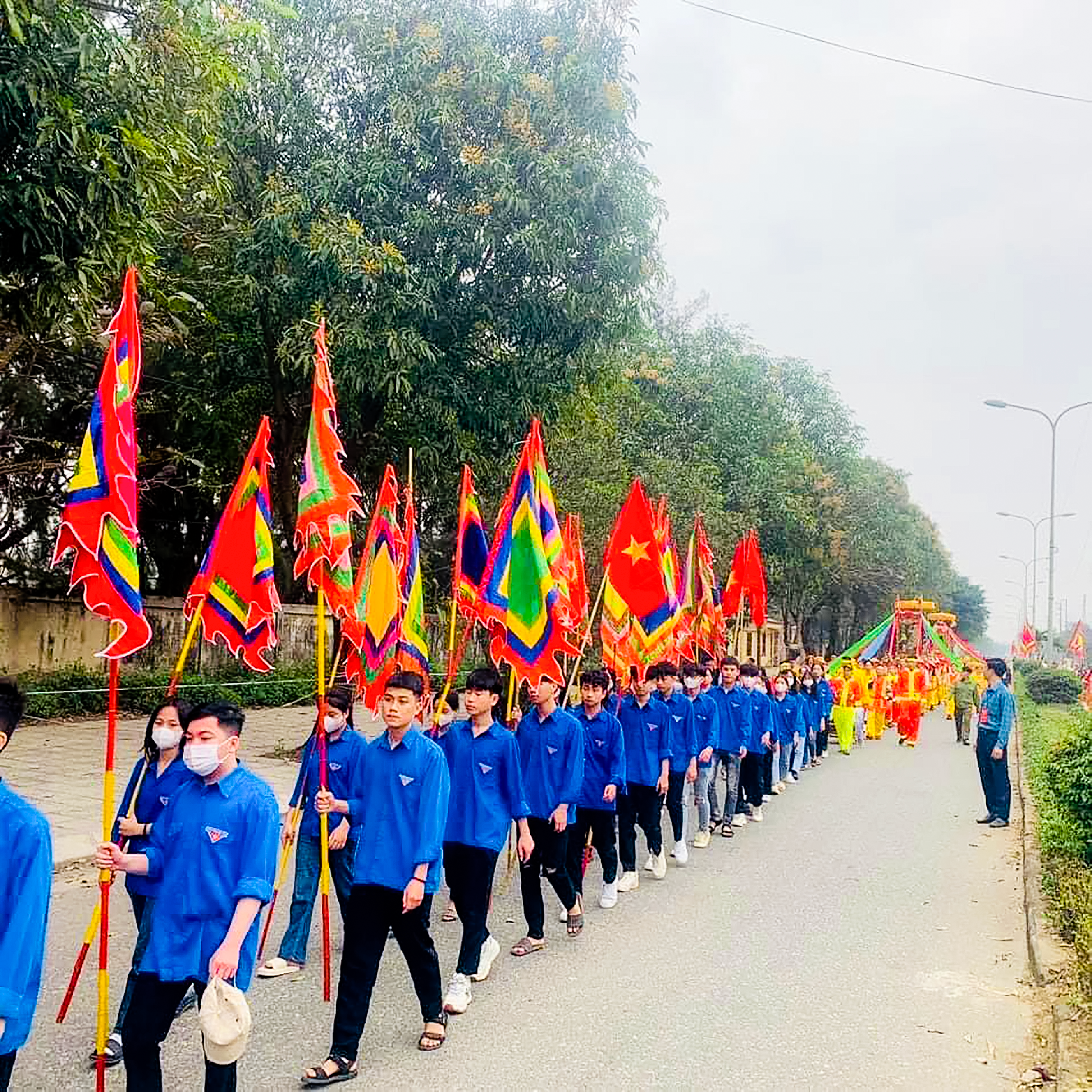 Tuổi trẻ phường Nghi Thủy tham gia lễ rước tại Lễ hội đền Mai Bảng. Ảnh: CSCC