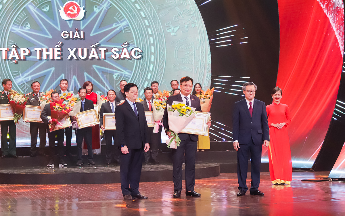 Báo Nghệ An vinh dự được trao giải Tập thể xuất sắc tại giải búa liềm vàng toàn quốc 2022. Ảnh: Phạm Bằng