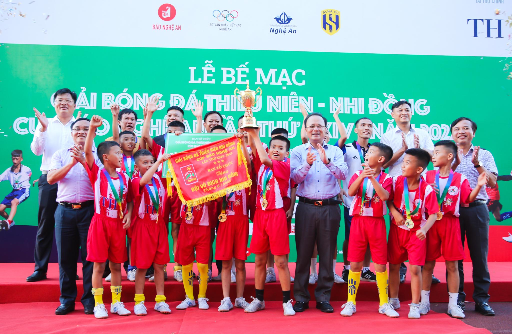 Các đồng chí lãnh đạo tỉnh và Ban Tổ chức trao Cúp cho đội Nhi đồng Tân Kỳ, mùa giải năm 2022.