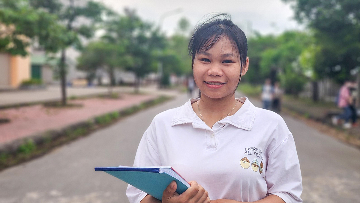 Đảng viên trẻ Lê Thị Hiếm - nữ sinh người Đan Lai đầu tiên được kết nạp Đảng tại Trường THPT Mường Quạ (Con Cuông).