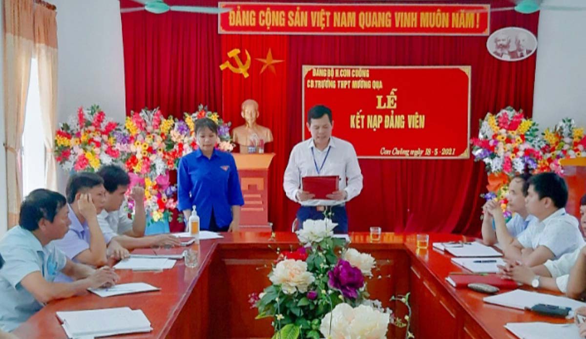 Lễ kết nạp cho học sinh Lê Thị Hiếm - người dân tộc Đan Lai.