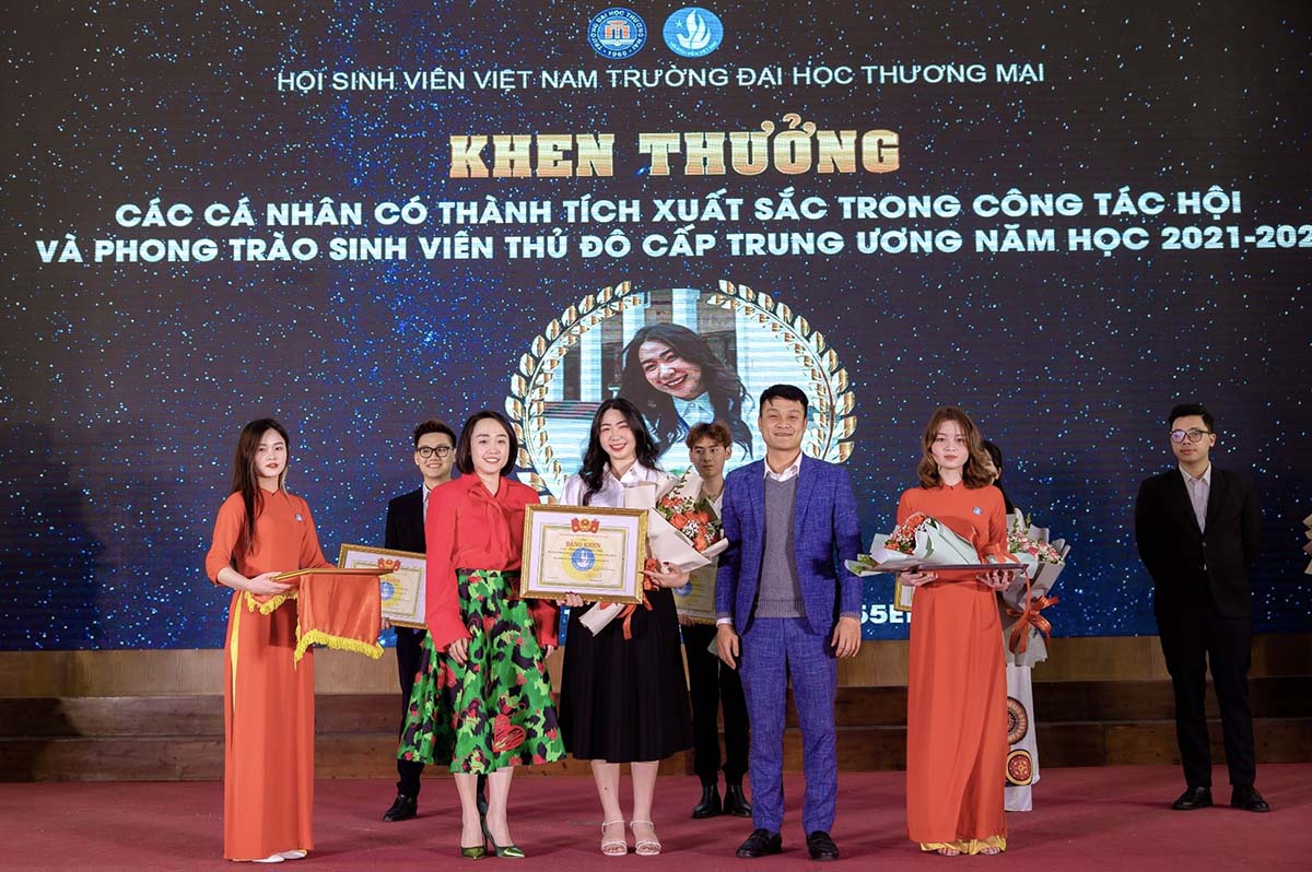 Đảng viên trẻ Nguyễn Ngọc Anh - sinh viên Đại học Thương Mại được khen thưởng nhờ có thành tích xuất sắc trong công tác hội và phong trào sinh viên Thủ đô.