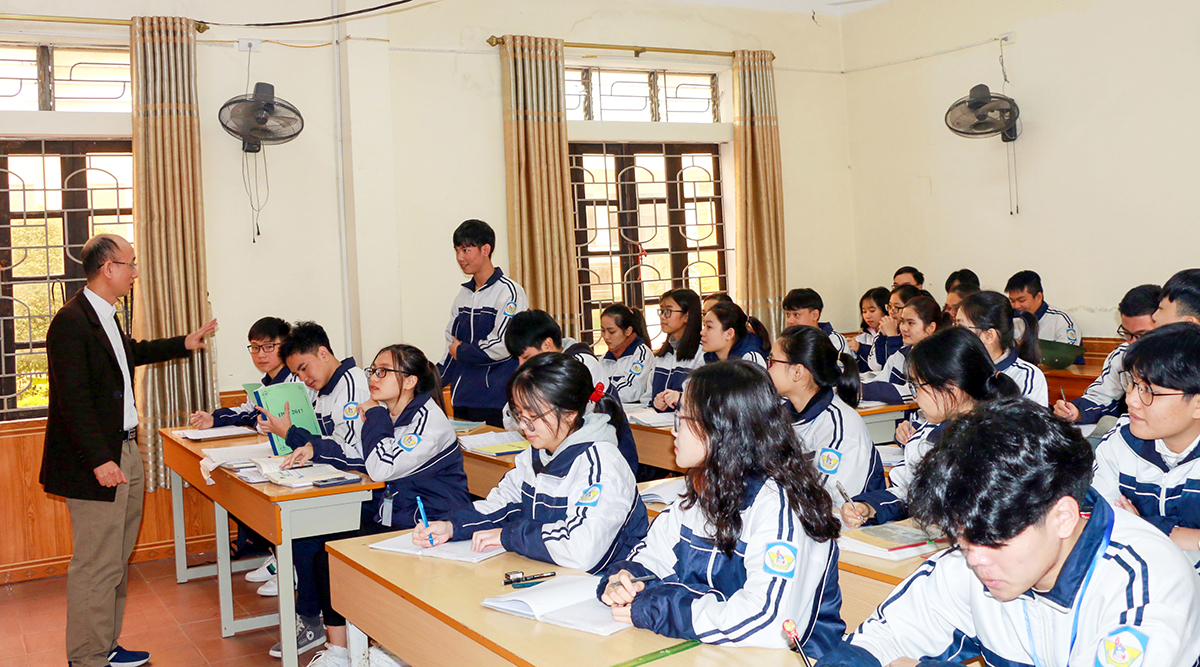 Giờ học của lớp 12 chuyên Sinh học - Trường THPT chuyên Phan Bội Châu.