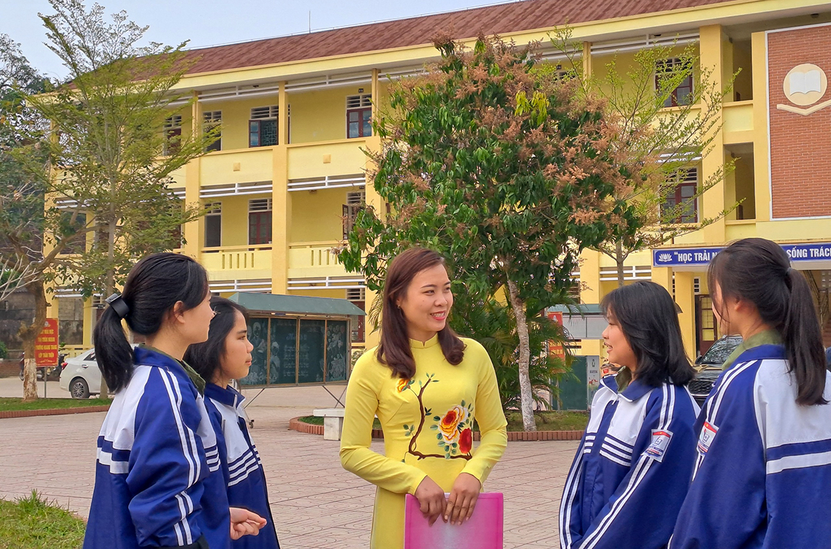 Cô giáo Sầm Hải Yến (Trường THPT Quế Phong) trò chuyện với các em học sinh.