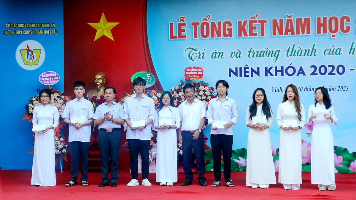 Lãnh đạo Sở Giáo dục và Đào tạo, Hội Khuyến học tỉnh khen thưởng cho các học sinh Trường THPT chuyên Phan Bội Châu xuất sắc trong học tập.