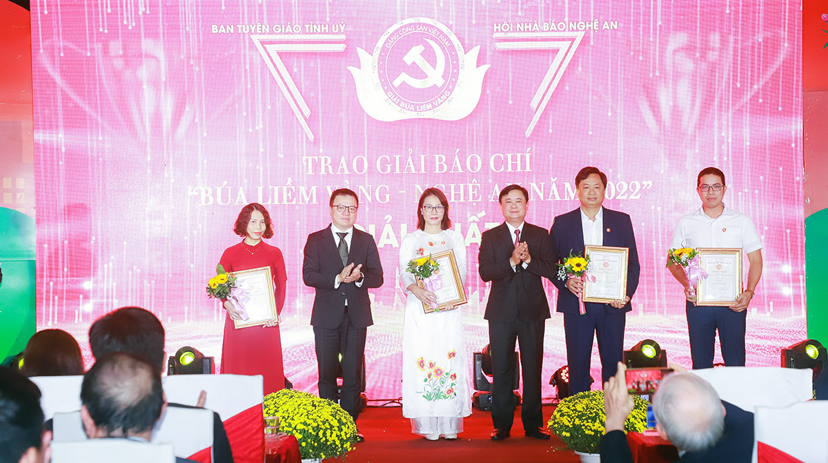 Phóng viên Báo Nghệ An đạt 3 giải Nhất Giải báo chí Búa liềm vàng tỉnh Nghệ An năm 2022. Ảnh: Phạm Bằng