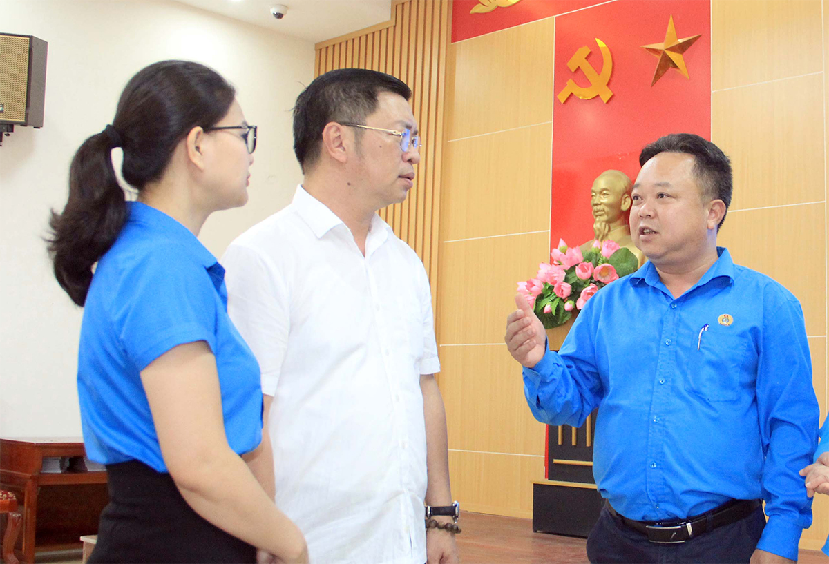 Đồng chí Nguyễn Công Danh - Ủy viên Ban Thường vụ Liên đoàn Lao động tỉnh, Chủ tịch Công đoàn Viên chức Nghệ An trao đổi các nội dung quan trọng trước thềm Đại hội.