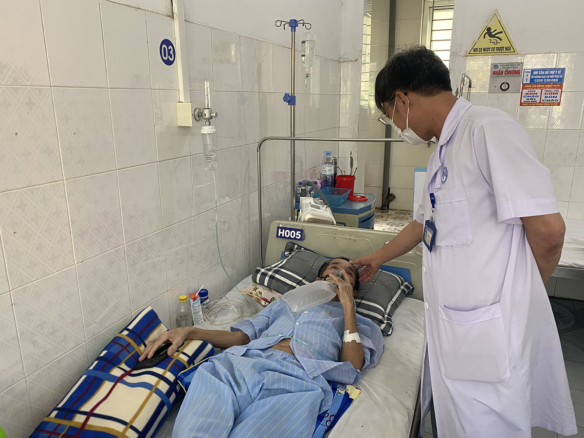 Anh Hoàng Văn Sơn tại Bệnh viện Phổi Nghệ An.