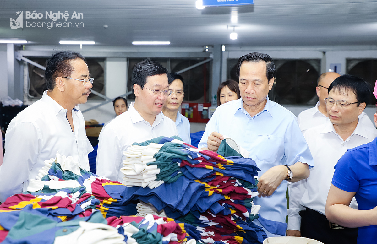 Bộ trưởng Bộ LĐ-TB&XH Đào Ngọc Dung kiểm tra tình hình sản xuất, kinh doanh tại Công ty cổ phần may Minh Anh - Kim Liên.