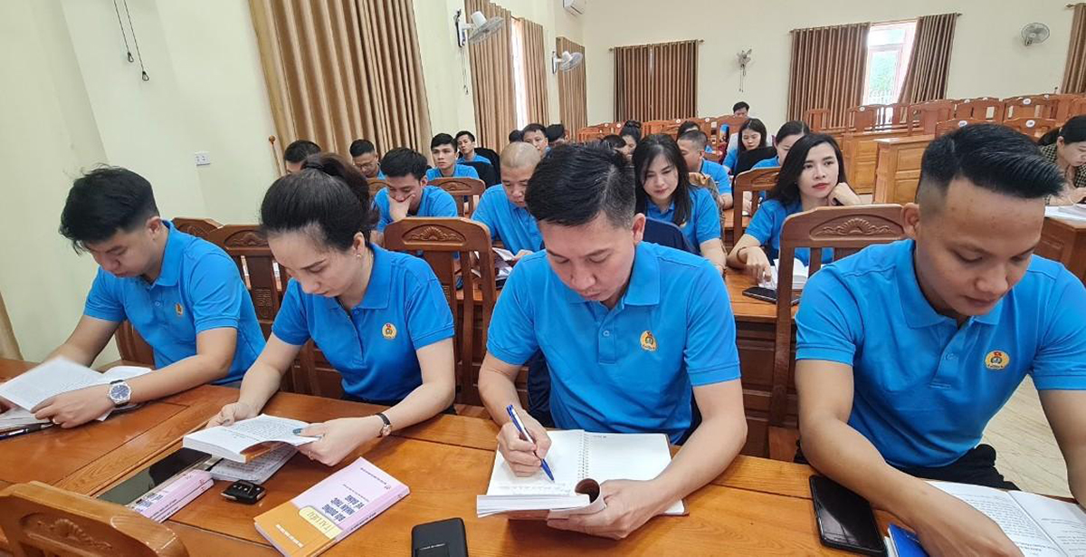Các quần chúng là cán bộ, công nhân, người lao động trong các doanh nghiệp trên địa bàn huyện Nghi Lộc tham gia lớp bồi dưỡng cảm tình đảng. Ảnh tư liệu: Quốc Lợi