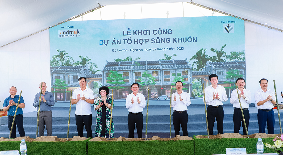 Các đồng chí lãnh đạo tỉnh, huyện Đô Lương và nhà đầu tư thực hiện nghi lễ khởi công dự án. Ảnh: Thành Duy
