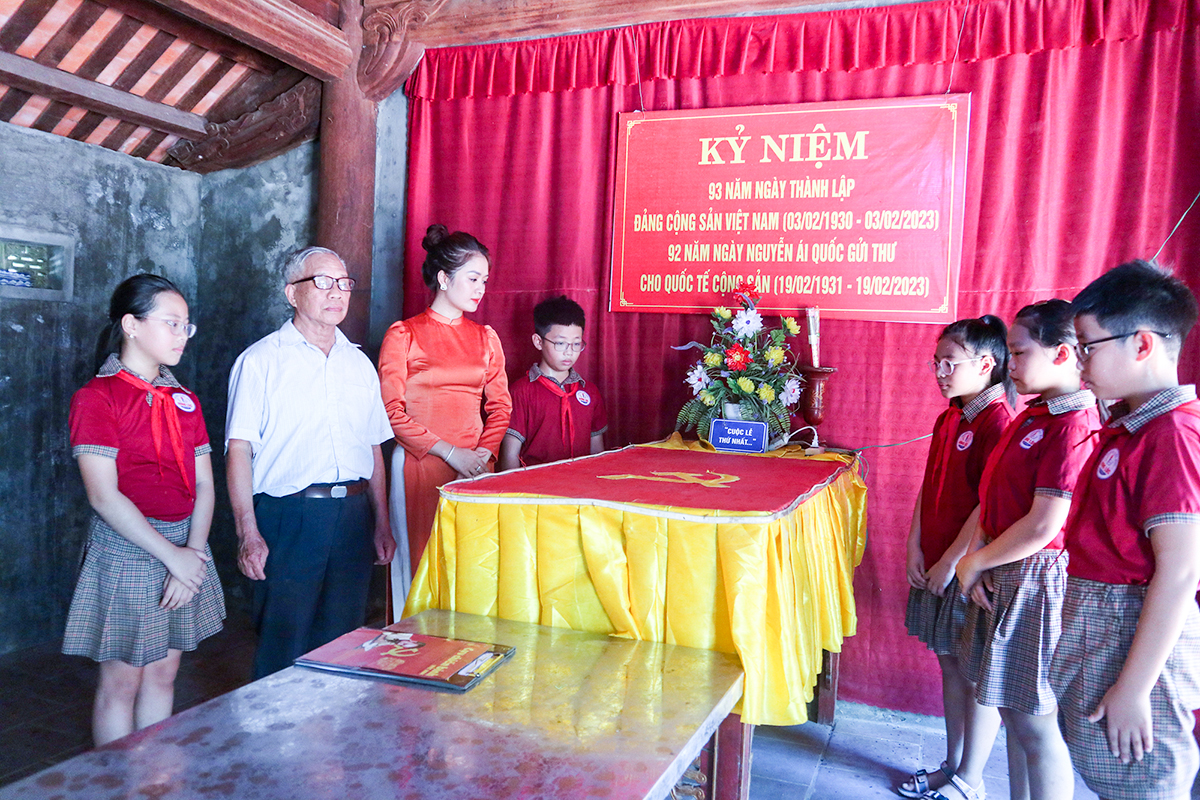 Cô trò Trường Tiểu học Hưng Lộc tìm hiểu về Di tích đền Trìa.