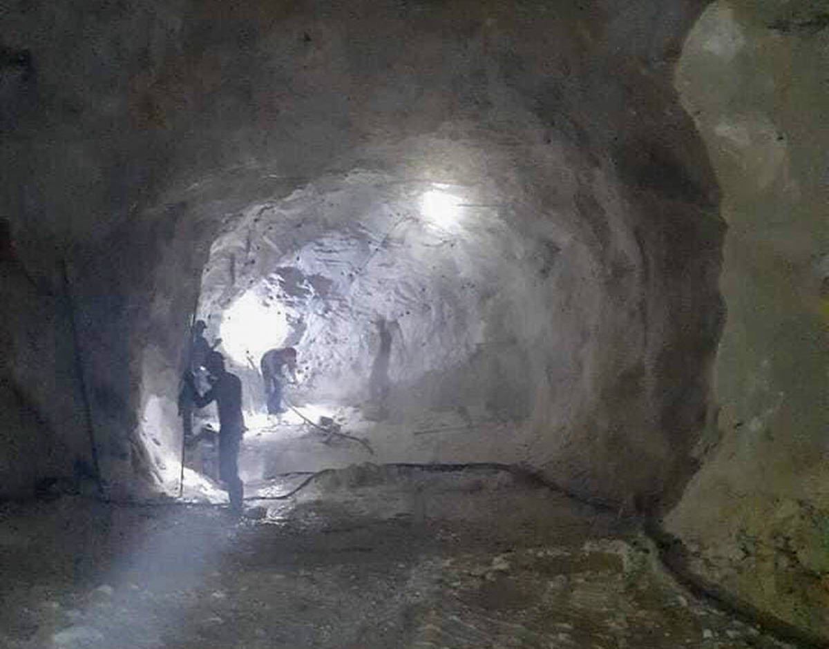 Cảnh bụi bay mù mịt trong một đường hầm khai thác quặng thiếc.