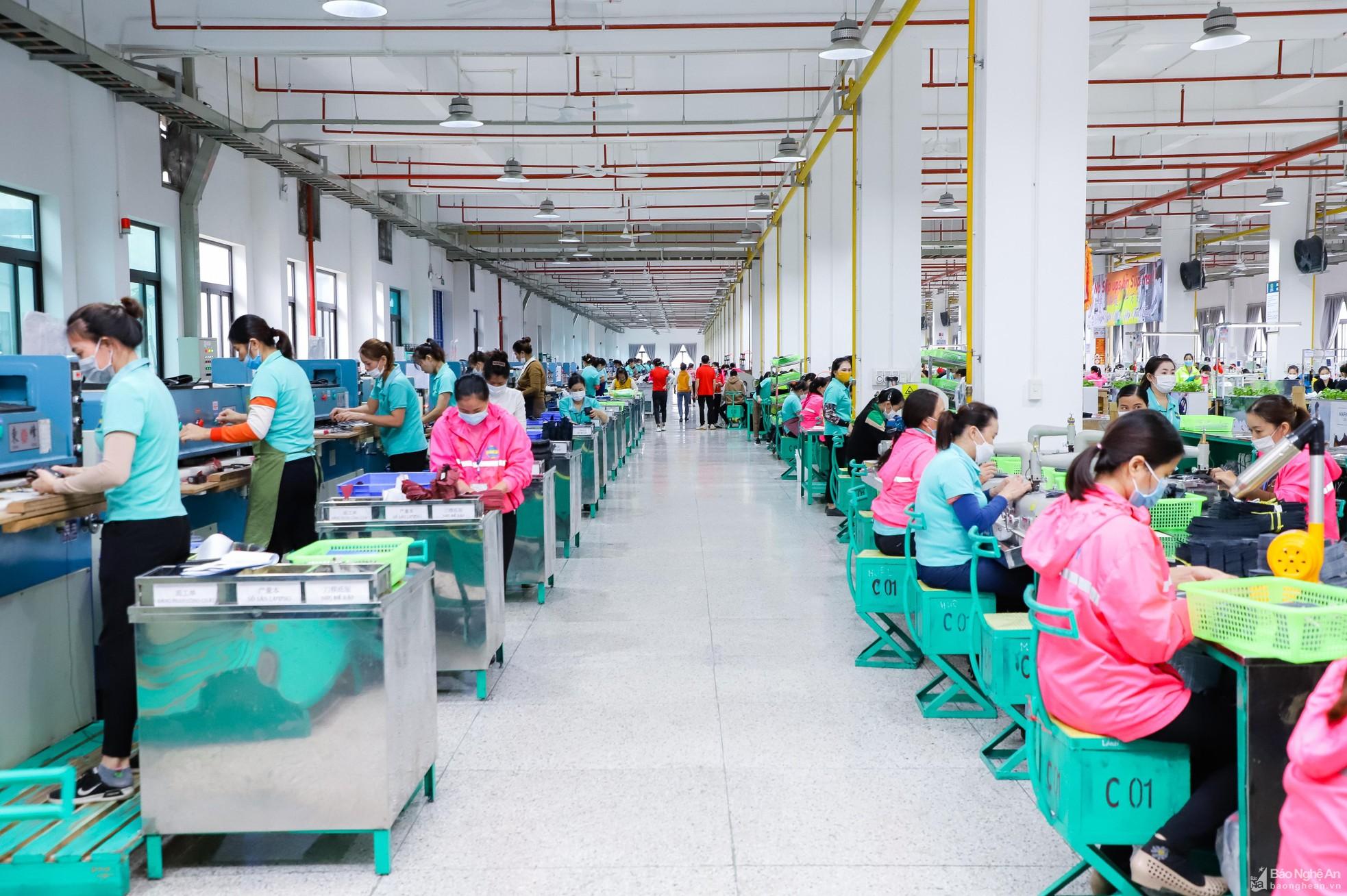 Dây chuyền sản xuất của Nhà máy sản xuất, gia công các sản phẩm giày dép Viet Glory tại xã Diễn Trường (Diễn Châu). Ảnh tư liệu: Phạm Bằng