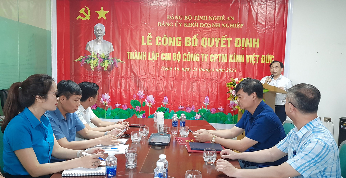 Lễ công bố Quyết định thành lập Chi bộ Công ty cổ phần thương mại Kính Việt Đức thuộc đảng bộ khối doanh nghiệp. Ảnh tư liệu: Hoàng Hiền
