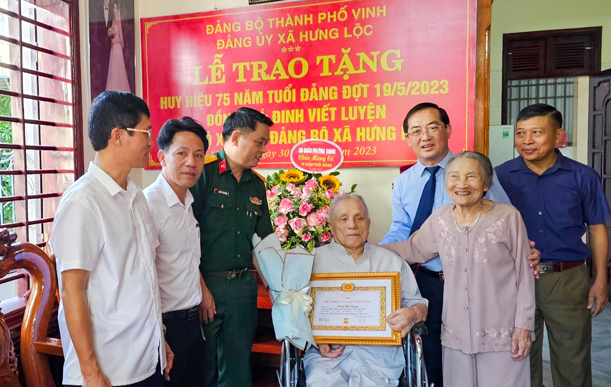 Lễ trao tặng Huy hiệu 75 năm tuổi Đảng cho đảng viên Đinh Viết Luyện.