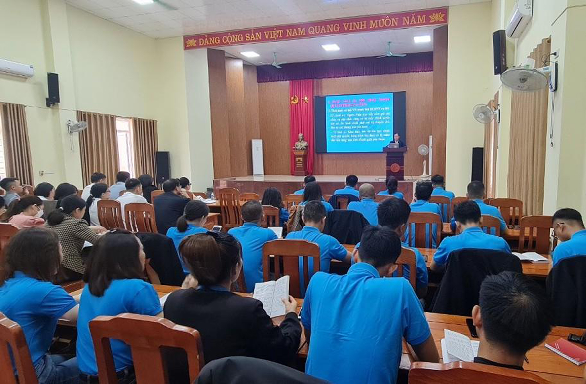 Một lớp bồi dưỡng nhận thức về Đảng khóa 8 năm 2022 cho cán bộ, công nhân, người lao động các doanh nghiệp trên địa bàn huyện Nghi Lộc. Ảnh tư liệu: Quốc Lợi