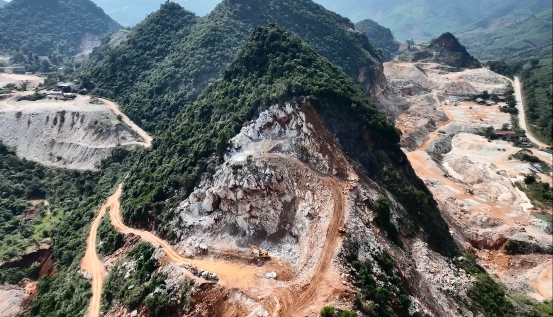 Mỏ khoáng sản dày đặc ở huyện Quỳ Hợp.