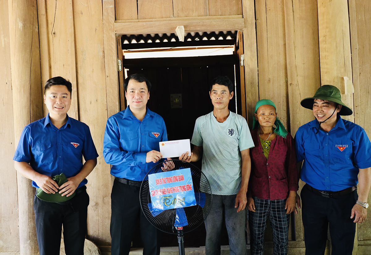 Đồng chí Ngô Văn Cương - Bí thư Trung ương Đoàn, Chủ nhiệm Ủy ban Kiểm tra Trung ương Đoàn thăm và tặng quà gia đình 2 đội viên làm kinh tế giỏi của Tổng đội TNXP 9. Ảnh: Quang Huy