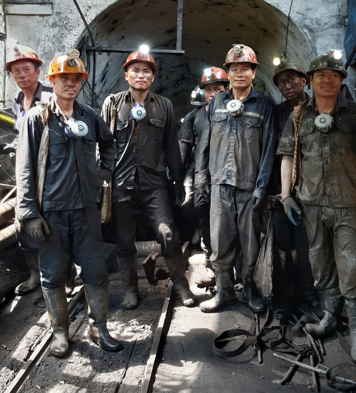 Những công nhân khi mới bước ra từ hầm lò khai thác than Khe Bố.