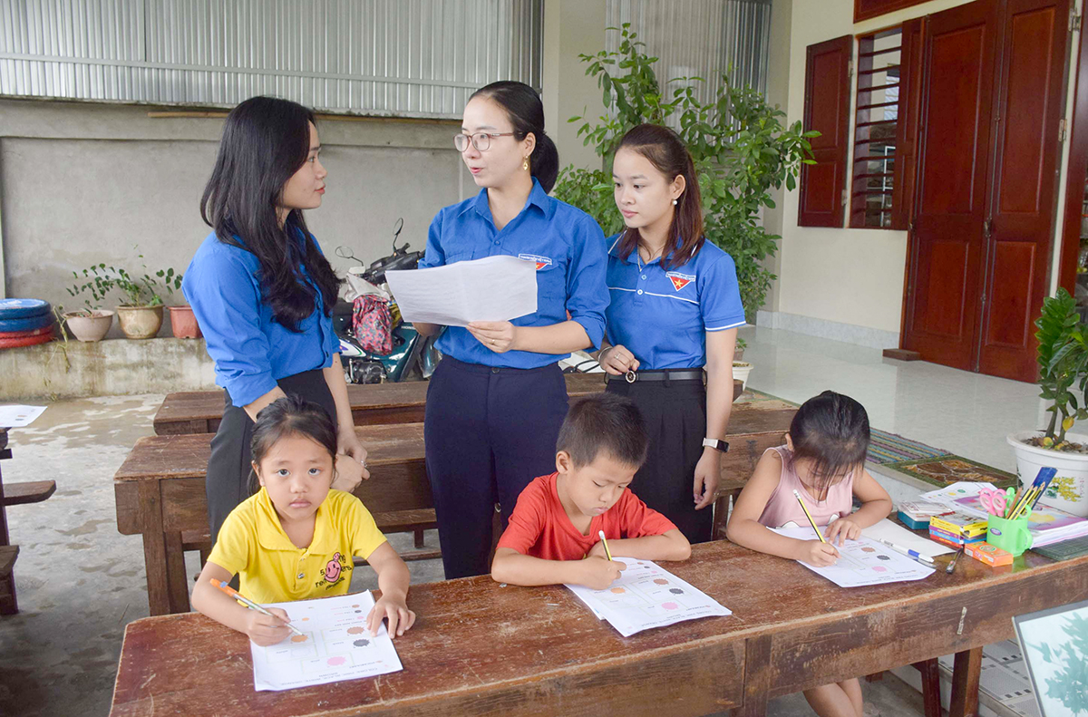 Thường trực Huyện đoàn Yên Thành luôn đồng hành, sát sao với từng lớp học của các cơ sở Đoàn để nâng cao chất lượng và hiệu quả của những lớp học này.