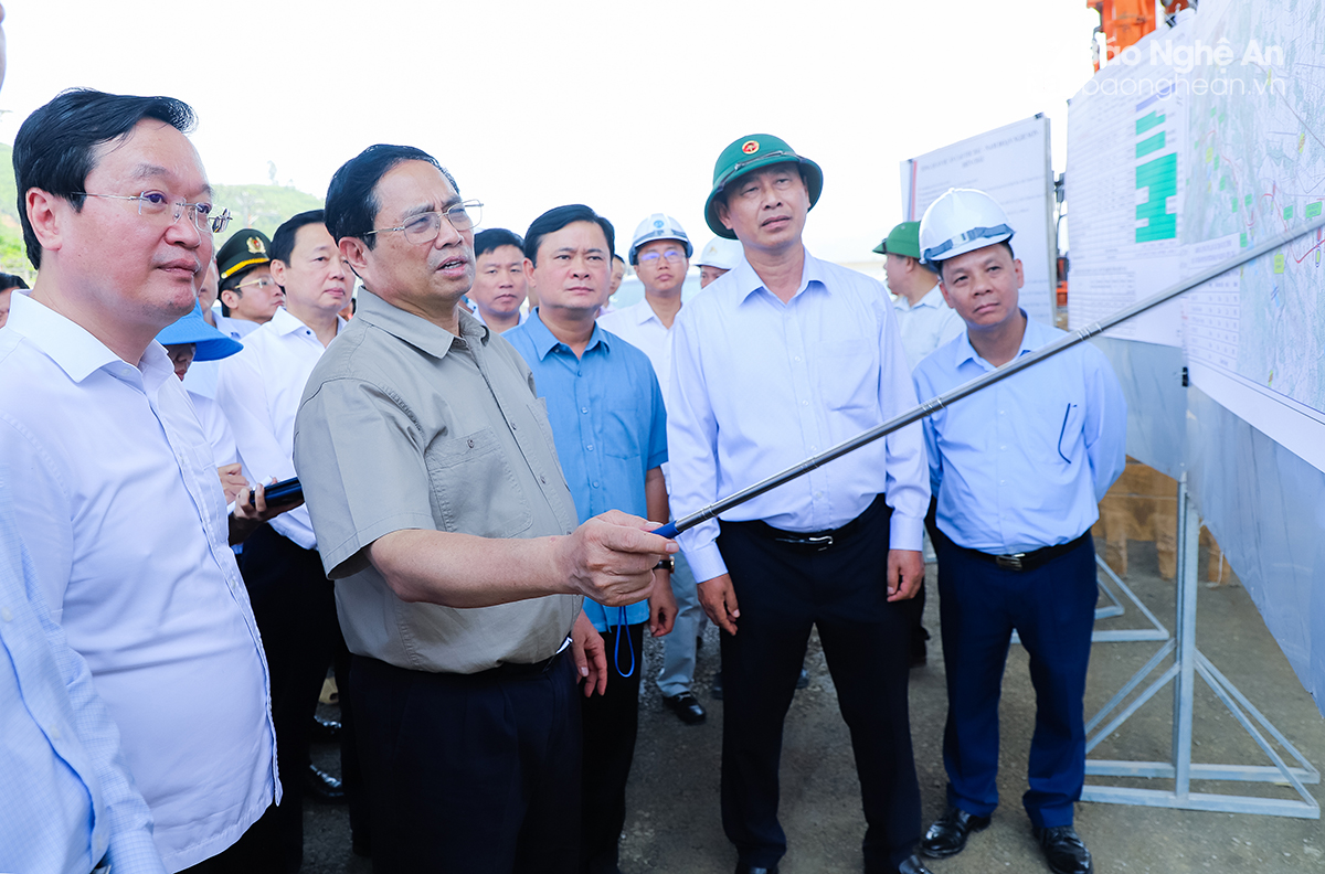Thủ tướng Chính phủ Phạm Minh Chính kiểm tra tiến độ thi công dự án cao tốc Bắc - Nam đoạn qua địa bàn tỉnh Nghệ An.