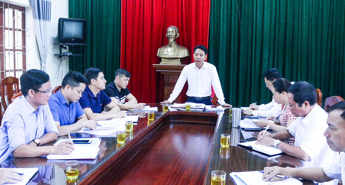 Bí thư Đảng ủy Hoàng Ngọc Căn chủ trì cuộc họp Đảng ủy xã Hưng Lộc.