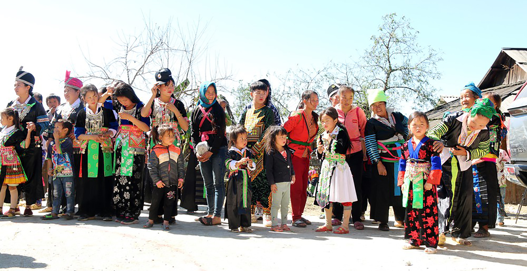 Người Mông ở huyện Tương Dương trong trang phục dân tộc. Ảnh: Đình Tuân