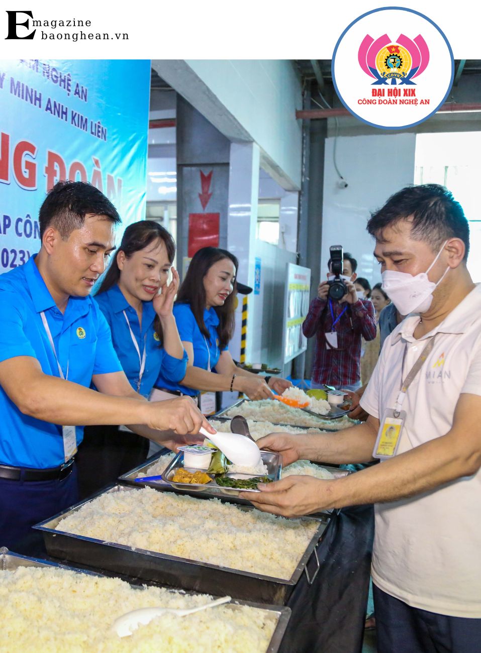 Đồng chí Thái Minh Sỹ - Phó Chủ tịch Liên đoàn Lao động tỉnh Nghệ An cùng công đoàn Khu Kinh tế Đông Nam tổ chức bữa cơm công đoàn cho người lao động. Ảnh: Thanh Quỳnh