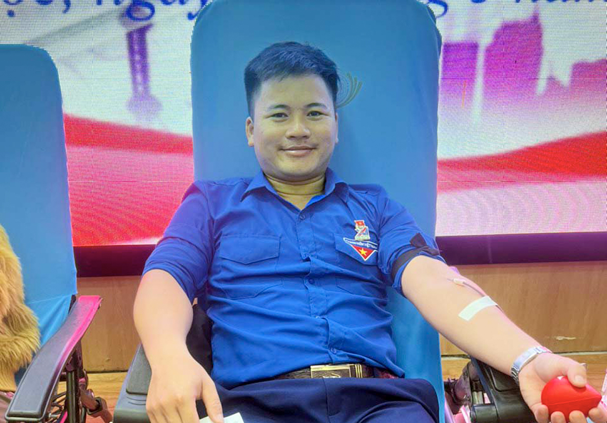 Phó Bí thư Đoàn xã Nghi Trường Nguyễn Trung Huy trong một lần hiến máu tình nguyện