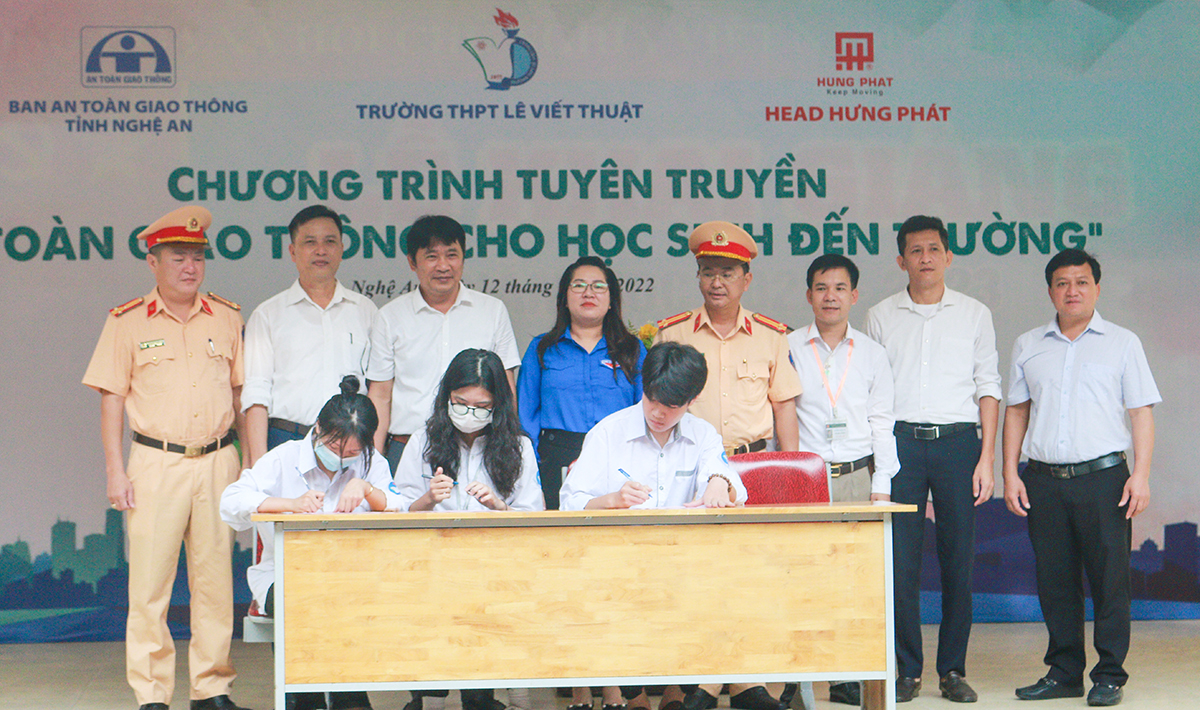 Ban ATGT tỉnh tổ chức chương trình tuyên truyền ATGT cho học sinh đến trường tại Trường THPT Lê Viết Thuật.