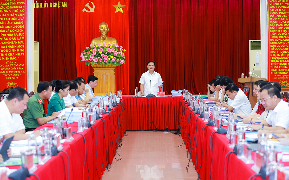 Ban Thường vụ Tỉnh ủy Nghệ An cho ý kiến về kinh tế - xã hội, đầu tư công, cải cách hành chính 6 tháng đầu năm 2023. Ảnh: T.D