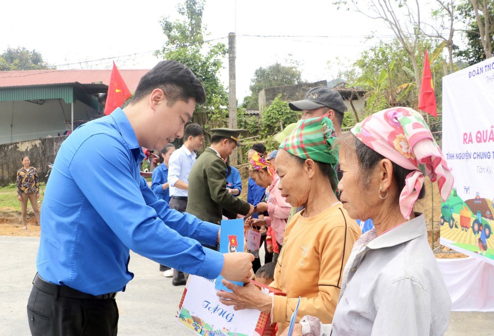 Bí thư Tỉnh đoàn Lê Văn Lương trao quà cho gia đình chính sách. Ảnh: CSCC