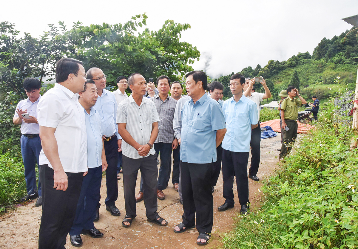 Bộ trưởng Lê Minh Hoan trao đổi với lãnh đạo xã Tây Sơn (Kỳ Sơn) về phát triển cây pơ mu tại địa phương. Ảnh: Thanh Lê