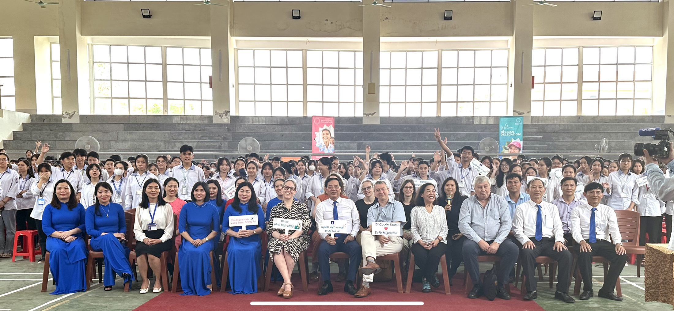 Bộ trưởng phụ trách tị nạn Vương quốc Bỉ, Đại sứ Bỉ tại Việt Nam trao quà học bổng và hướng dẫn cho học sinh Trường THPT Nghi Lộc 1 về phòng chống buôn bán người.