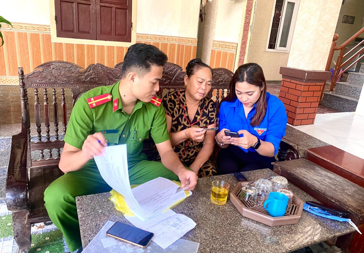 Công an xã Diễn Thịnh phối hợp Đoàn Thanh niên hướng dẫn người dân đăng ký vào Cổng Dịch vụ công Quốc gia.