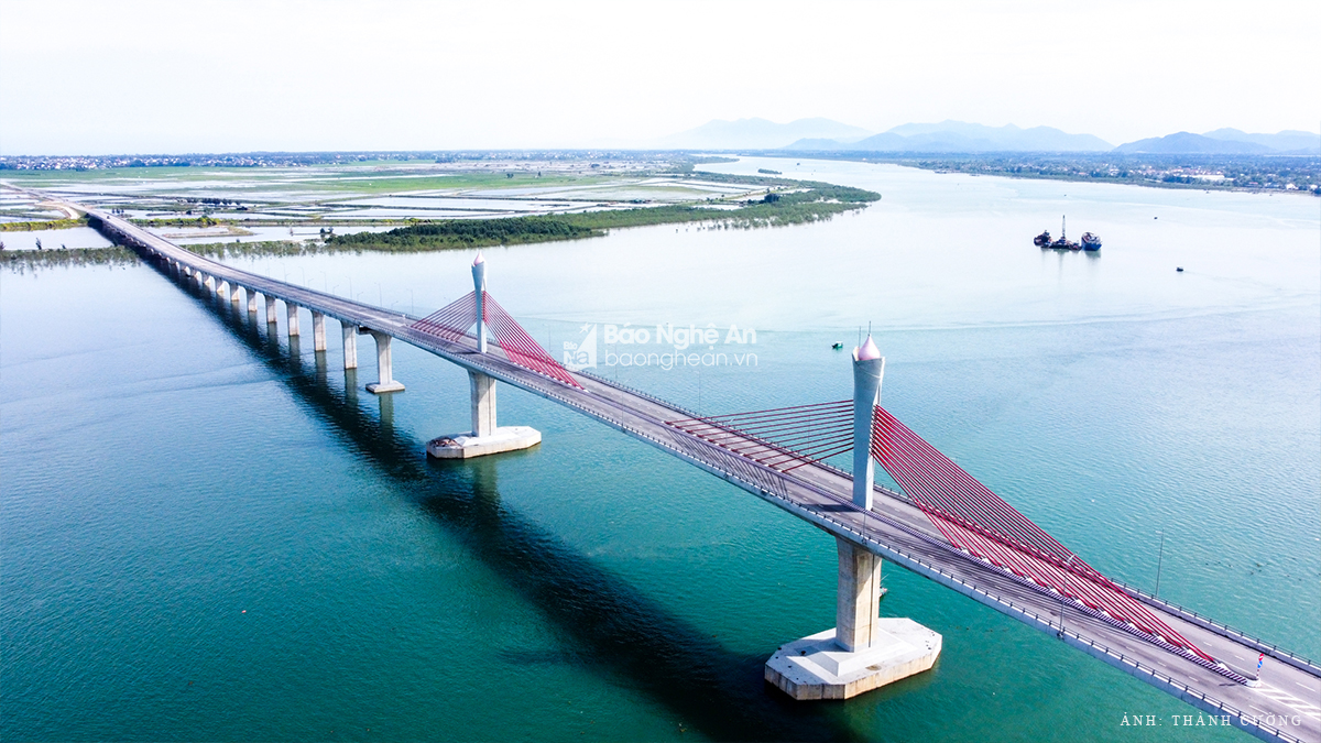Cầu Cửa Hội nối 2 tỉnh Nghệ An và Hà Tĩnh. Ảnh: Thành Cường
