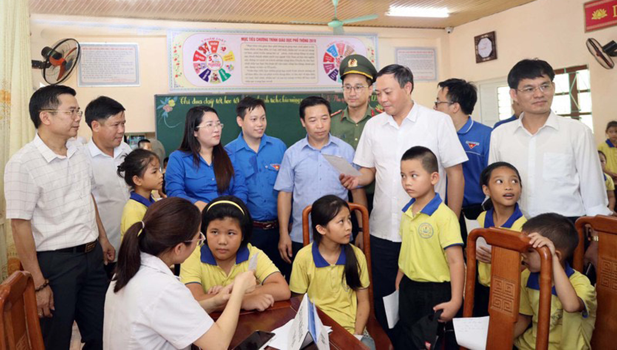 Hoạt động khám và cấp phát thuốc miễn phí cho học sinh tại thị xã Thái Hòa. Ảnh: Đình Tuyên