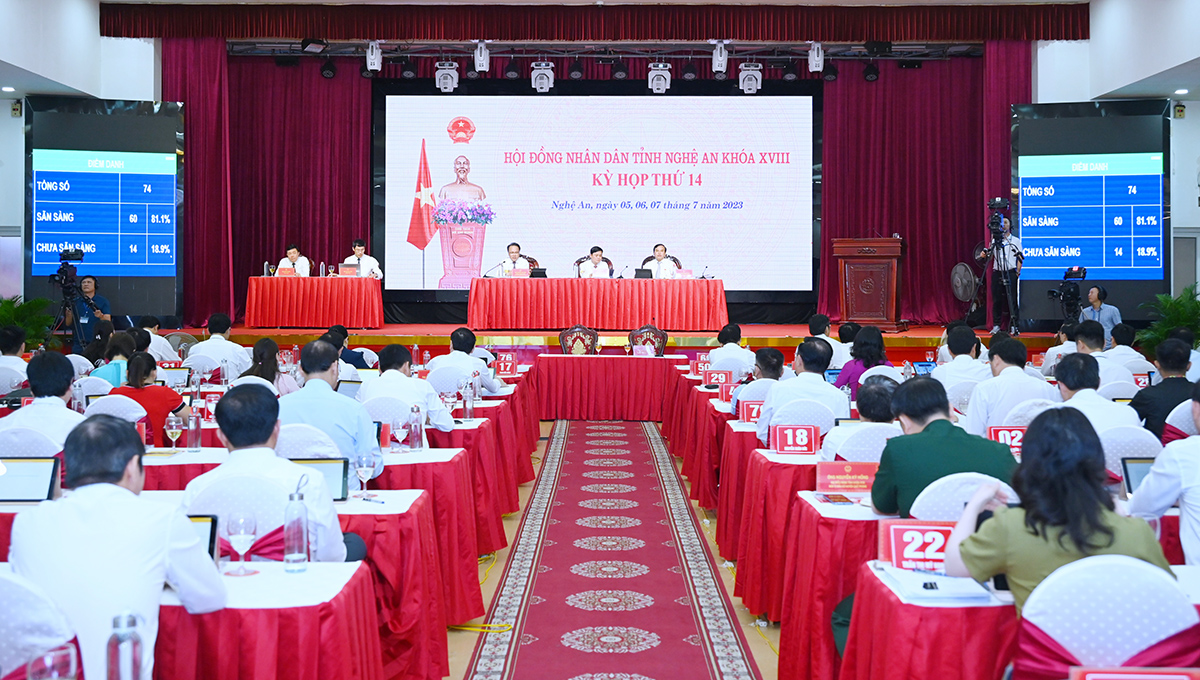Kỳ họp thứ 14, HĐND tỉnh Nghệ An khóa XVIII thông qua Nghị quyết về thực hiện nhiệm vụ 6 tháng cuối năm 2023. Ảnh: Thành Cường