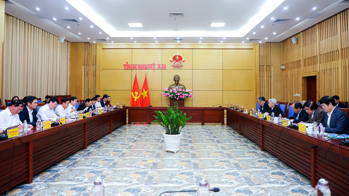 Toàn cảnh cuộc làm việc giữa lãnh đạo tỉnh Nghệ An và Tổ Tư vấn phát triển kinh tế - xã hội. Ảnh: Thành Duy