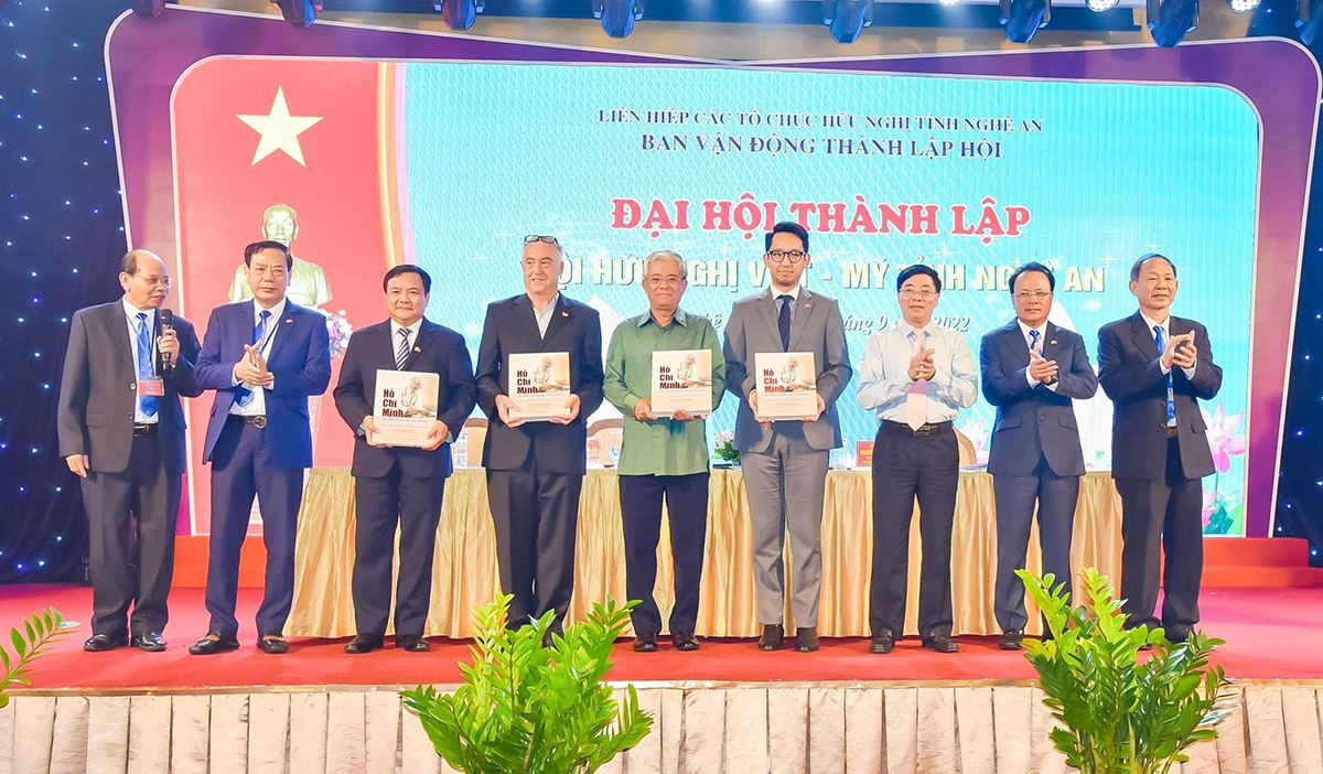 Liên hiệp các tổ chức hữu nghị tỉnh Nghệ An tặng sách “Hồ Chí Minh - biểu tượng của hòa bình, tình hữu nghị giữa Việt Nam và thế giới” cho các đại biểu. Ảnh: Thanh Lê