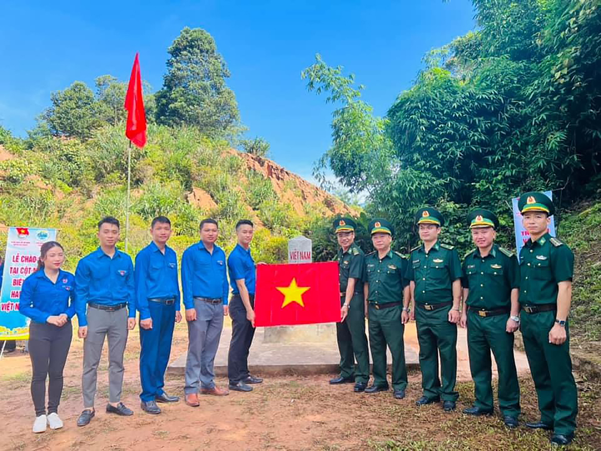 Lễ chào cờ tại cột mốc biên giới Việt - Lào. Ảnh: CSCC