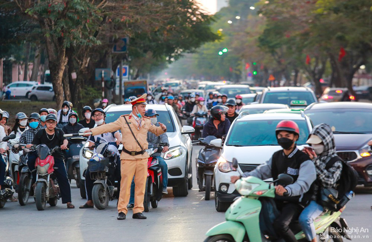 Lực lượng cảnh sát giao thông điều tiết giao thông trên đường Lê Hồng Phong. Ảnh tư liệu: Hải Vương