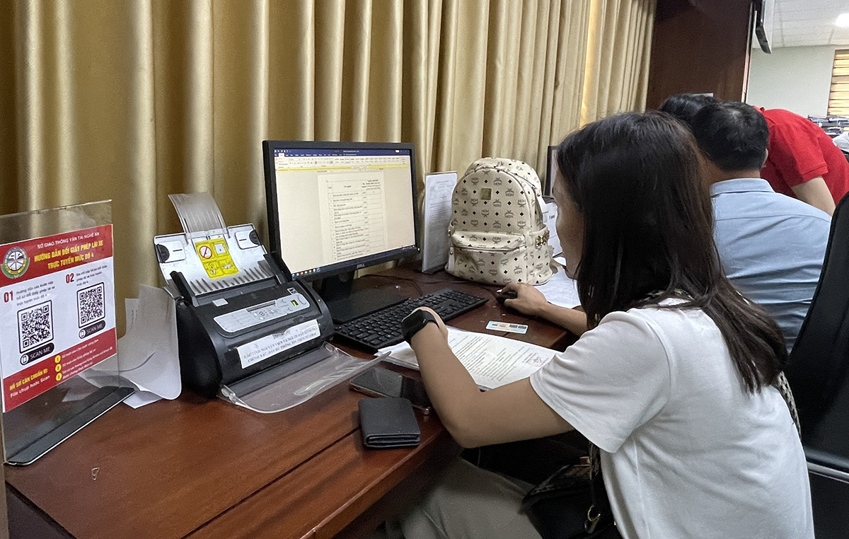 Người dân thực hiện đổi giấy phép lái xe qua mạng tại Trung tâm Phục vụ hành chính công tỉnh.