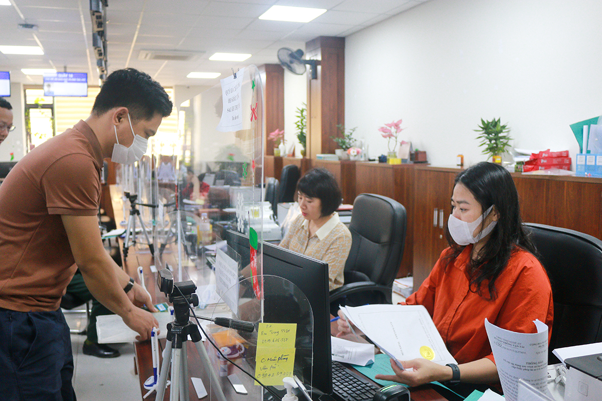 Người dân đến đổi giấy phép lái xe tại Trung tâm Phục vụ hành chính công tỉnh Nghệ An.
